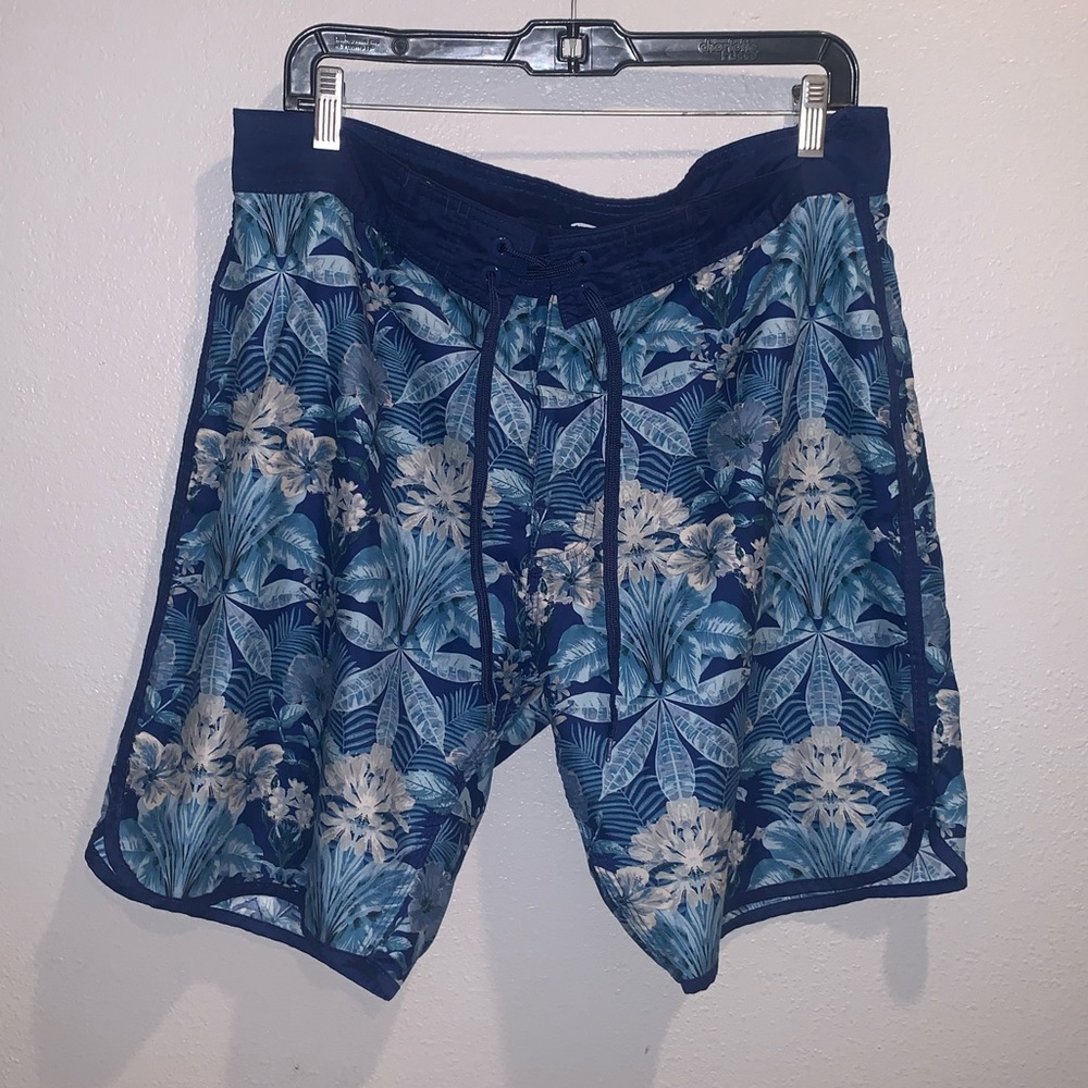 men’s blue Hawaiian trunks